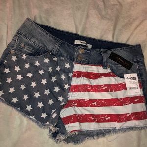 BRAND NEW—American Flag shorts 🇺🇸